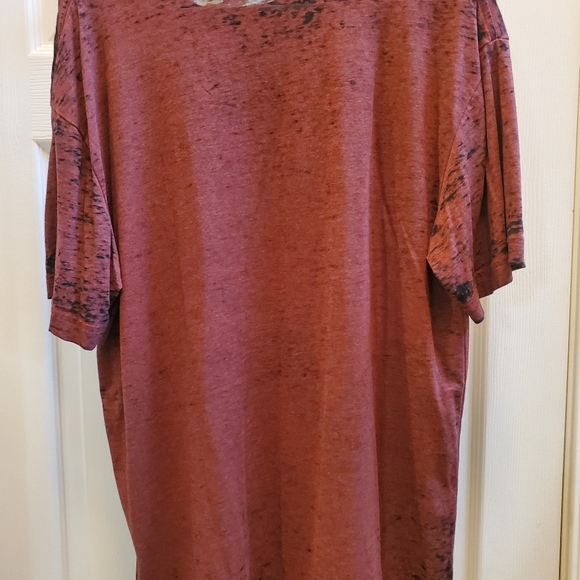 Men's Levi's Burgundy Graphic Tee with Motorcycle Design. Size L - Picture 2 of 3